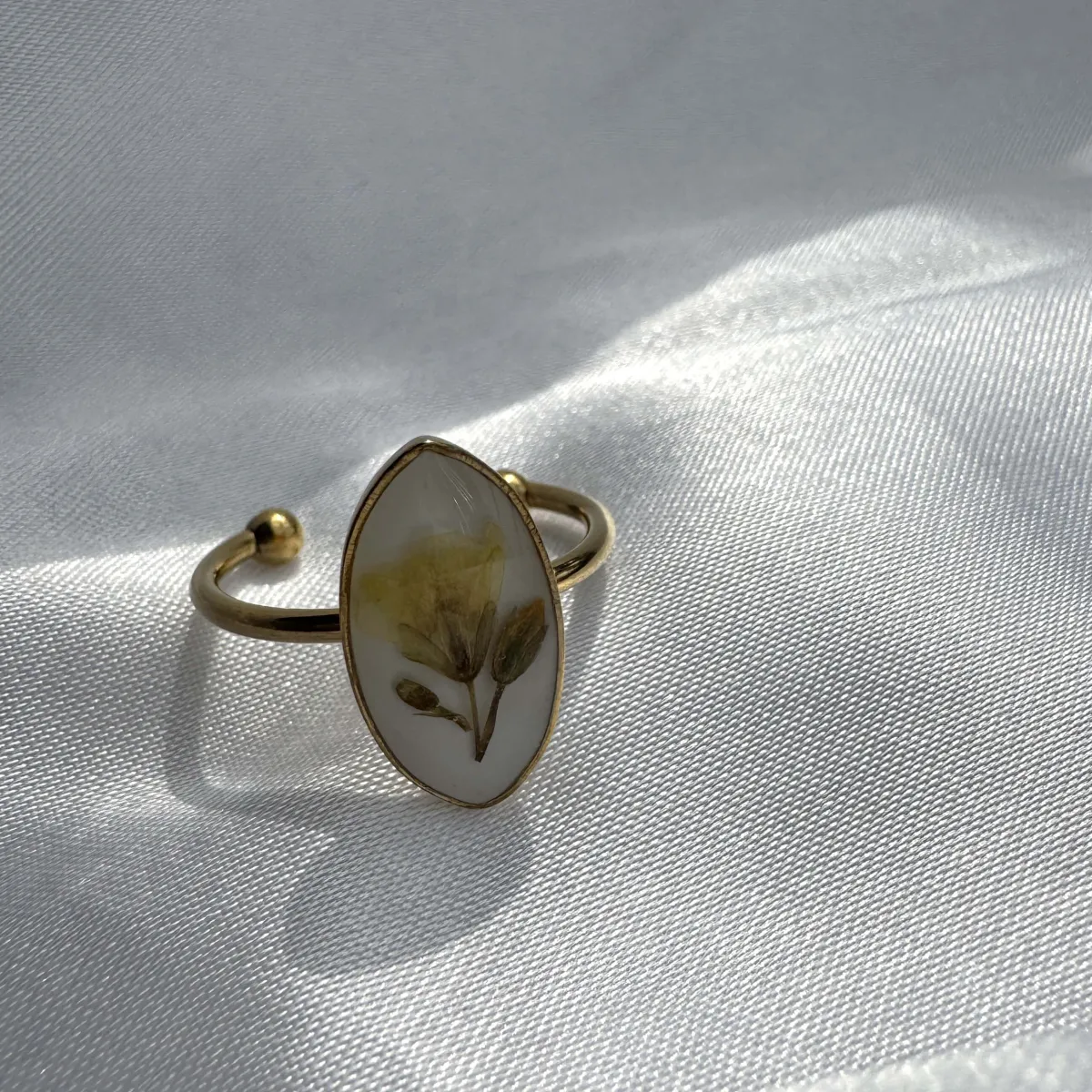 Zyra oval ring
